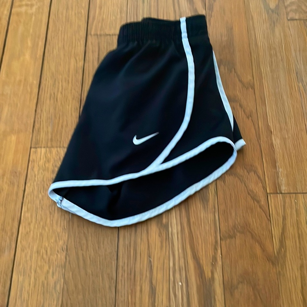 these are black nike shorts size xs